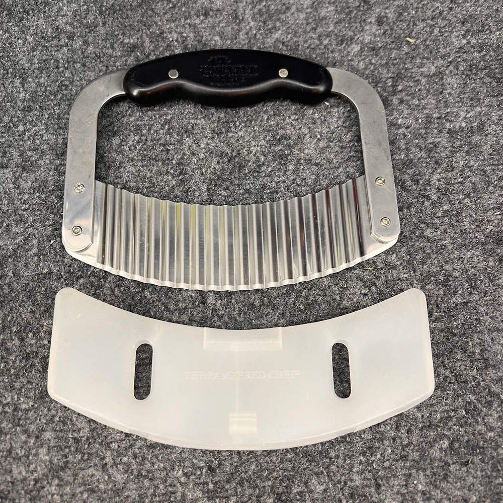 Pampered Chef 1089 Crinkle Cutter Wavy Chopper With Blade Guard / Cover